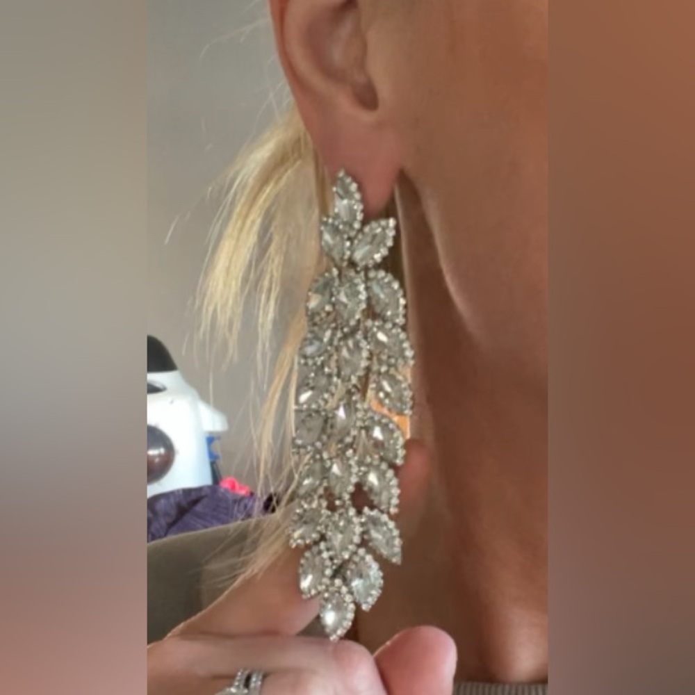 Chic Rhinestone Dangle Leaf Earrings - image 2